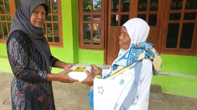 LAZISMU PUNDONG SALURKAN FIDYAH BERSAMA IBU-IBU AISYIYAH CABANG PUNDONG