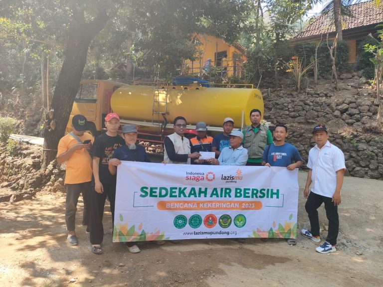 Kemarau Panjang, MPKS dan Lazsimu Pundong Droping Air Bersih di Daerah Kesulitan Air