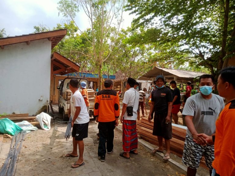 Membantu Membangun Rumah Bapak Kawijo Yang Terbakar
